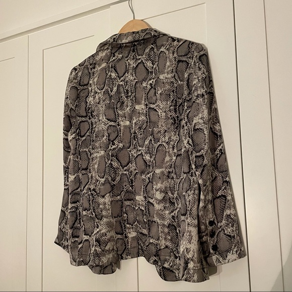 (NEW) MENDOCINO Snake print blazer. Tag on, perfect condition, size M. - Picture 3 of 6
